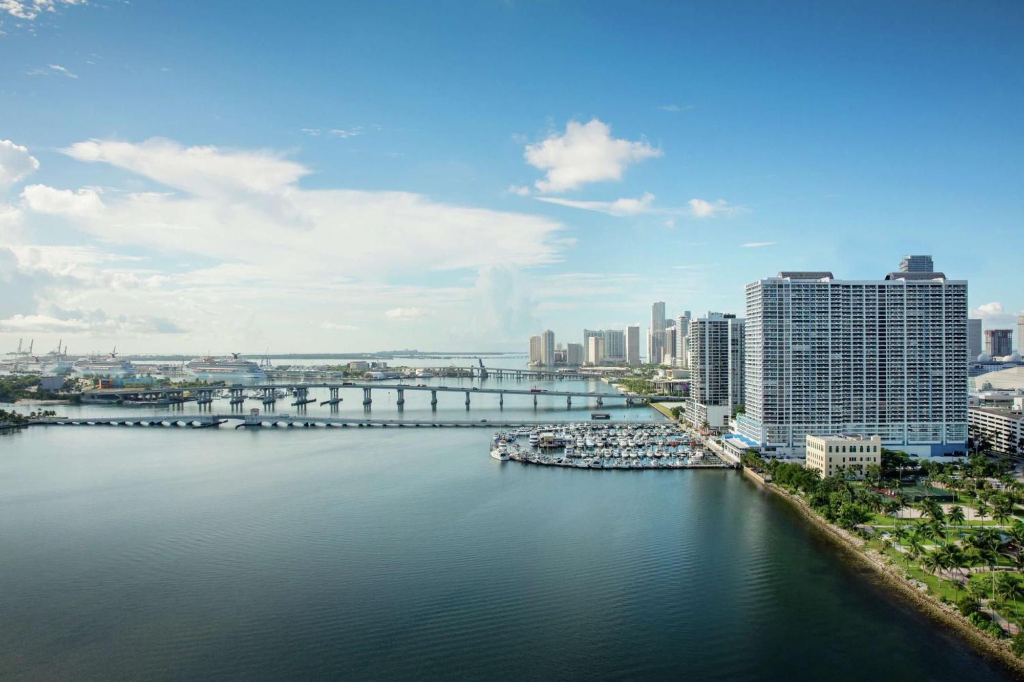 Doubletree By Hilton Grand Hotel Biscayne Bay Маями Екстериор снимка